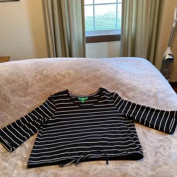 Dip Black with White Striped, Cropped Tie at the Bottom, 3/4 Sleeve Large Top. - Picture 5 of 12